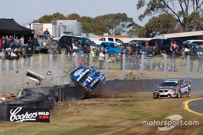 Crash: Todd Hazelwood, Brad Jones Racing Holden