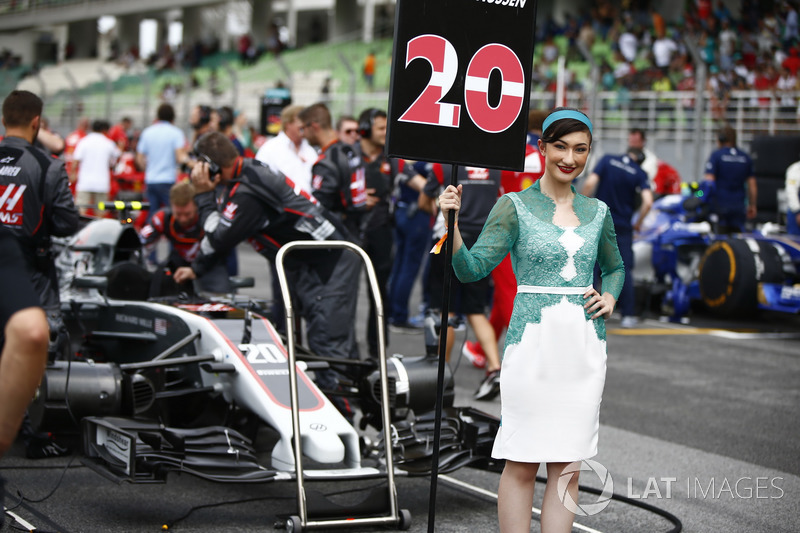 Grid Girl for Kevin Magnussen, Haas F1 Team