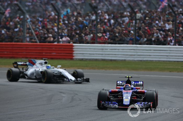 Toque con Kvyat y abandono en Gran Bretaña 