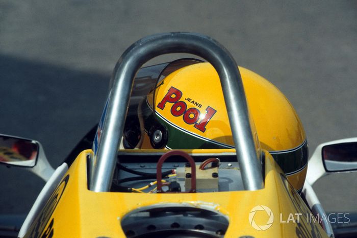 Ayrton Senna, se prepara para dar su primera vuelta en el Williams FW08C