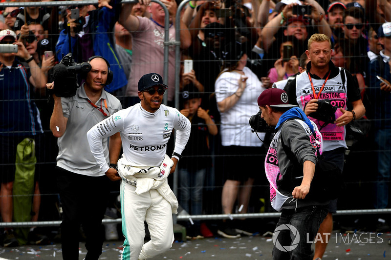 Ganador de la carrera Lewis Hamilton, Mercedes AMG F1 celebra con los fans