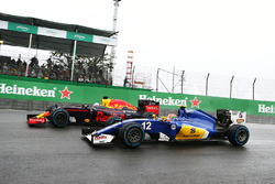 Felipe Nasr, Sauber C35 y Daniel Ricciardo, Red Bull Racing RB12