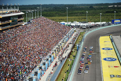 Départ : Kevin Harvick, Stewart-Haas Racing Chevrolet leads