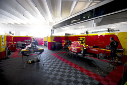Des mécaniciens préparent les voitures de Louis Deletraz, Racing Engineering et Gustav Malja, Racing Engineering