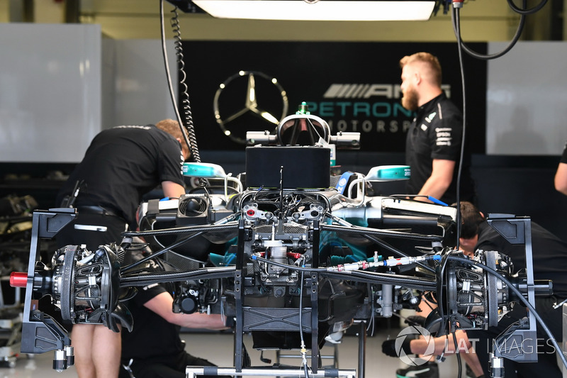 El coche Mercedes-Benz F1 W08 en el box