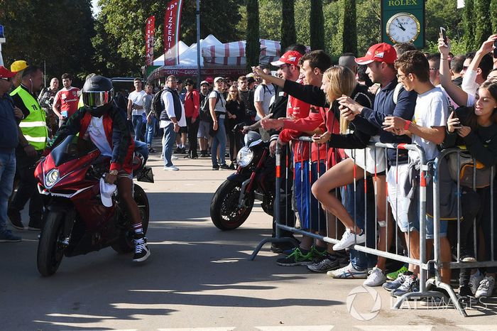 Lewis Hamilton, Mercedes AMG F1 llega al circuito en su moto