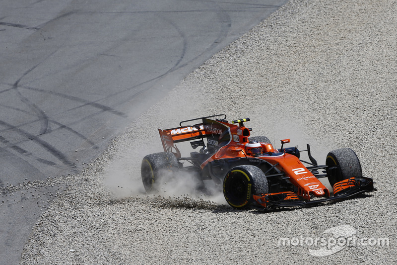 Stoffel Vandoorne, McLaren MCL32, tras una salida de pista