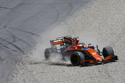 Stoffel Vandoorne, McLaren MCL32, sort de piste après un contact avec Felipe Massa, Williams FW40