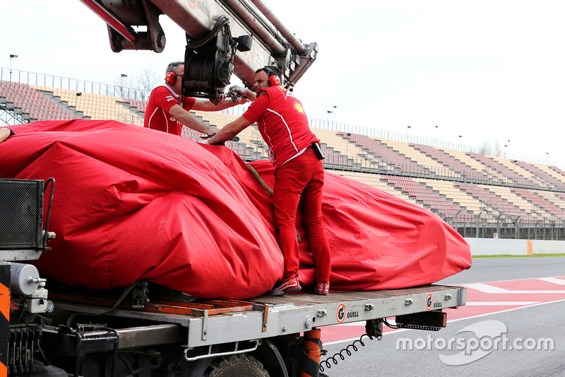 El Ferrari SF70H de Kimi Raikkonen, es llevado de vuelta al pitlane en una grúa