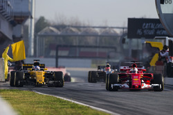 Себастьян Феттель, Ferrari SF70H, Джолион Палмер, Renault Sport F1 RS17, и Эстебан Окон, Force India