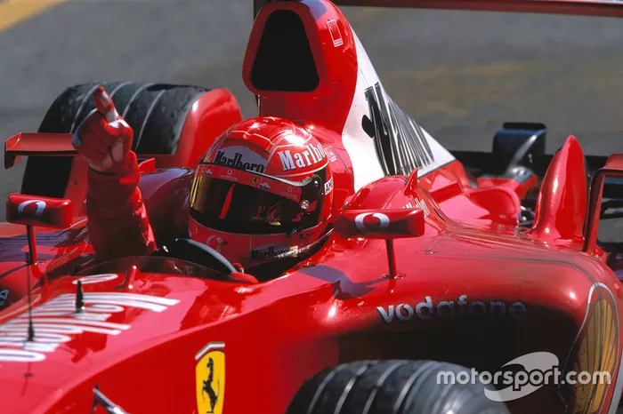 2003: pero en la temporada Schumacher vuelve a su casco