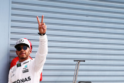Lewis Hamilton, Mercedes AMG F1 feiert seine Pole Position im Parc Ferme