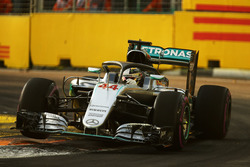 Lewis Hamilton, Mercedes AMG F1 W07 Hybrid, mit Cockpitschutz Halo