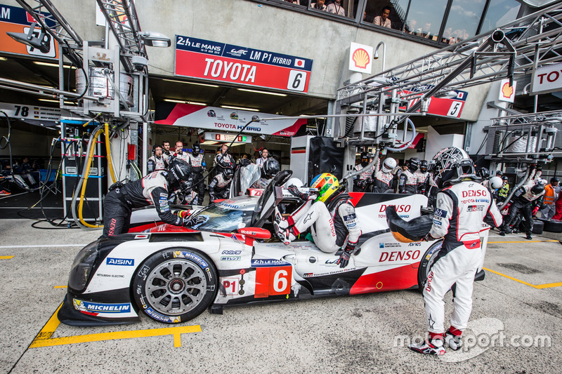 Parada en pits para #6 Toyota Racing Toyota TS050 Hybrid: Stéphane Sarrazin, Mike Conway, Kamui Koba