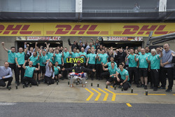 Racewinnaar Lewis Hamilton, Mercedes AMG F1 viert feest met zijn team
