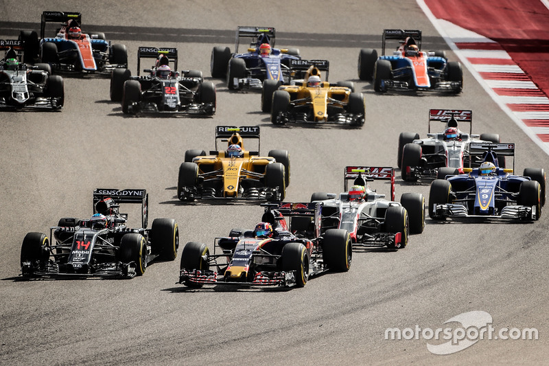 Daniil Kvyat, Scuderia Toro Rosso STR11; Fernando Alonso, McLaren MP4-31