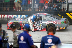 Sieger Kevin Harvick, Stewart-Haas Racing, Chevrolet; Tony Stewart, Stewart-Haas Racing, Chevrolet