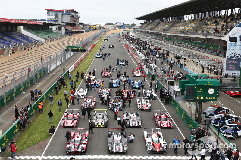 La sesión de fotos tradicional de los coches de Le Mans