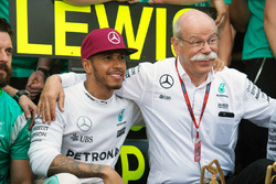 Переможець - Льюіс Хемілтон, Mercedes AMG F1, святкує з генеральним директором Daimler AG Доктором Д