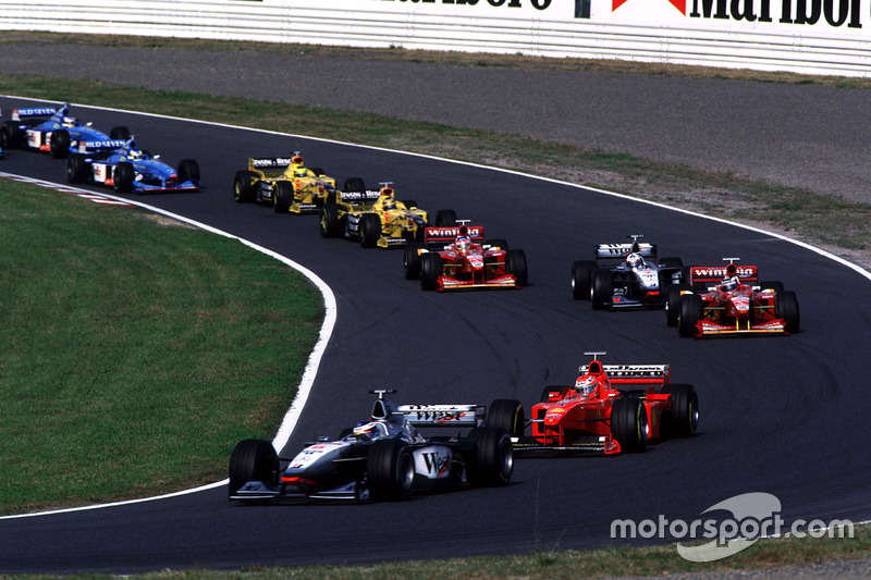 No Japão 1999, corrida que lhe deu o bi, Mika também largou em segundo, mas superou Michael Schumacher para vencer