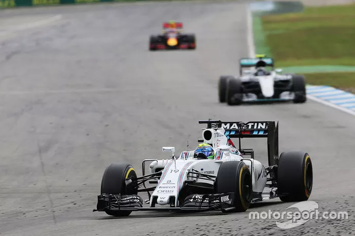 Os brasileiros abandonaram. Felipe Massa foi tocado por Jolyon Palmer. A Renault acertou o brasileiro na curva 6 e danificou a traseira da Williams.