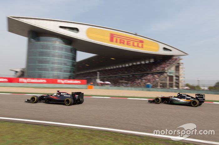 Fernando Alonso,McLaren MP4-31 y Sergio Pérez,Force India VJM09