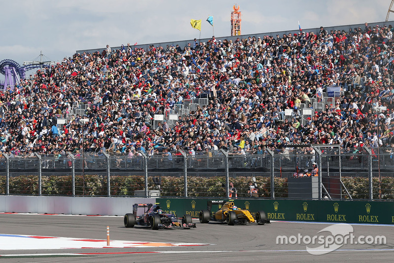 Carlos Sainz Jr., Scuderia Toro Rosso STR11 y Jolyon Palmer, Renault Sport F1 Team RS16 luchan por la posición