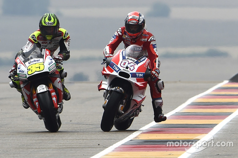 Cal Crutchlow, Team LCR Honda y Andrea Dovizioso, Ducati Team en el pitlane