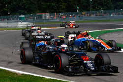 Kollision: Jenson Button, McLaren MP4-31; Pascal Wehrlein, Manor Racing MRT05