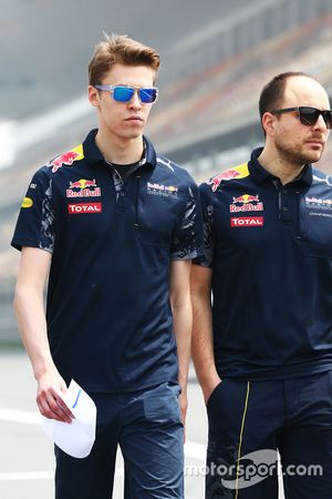 Daniil Kvyat, Red Bull Racing camina el circuito