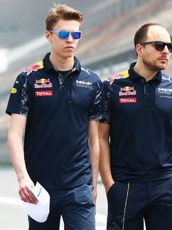 Daniil Kvyat, Red Bull Racing camina el circuito