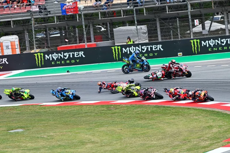 Chutes de Johann Zarco, Team LCR Honda, Luca Marini, Honda HRC, et Francesco Bagnaia, Ducati Team