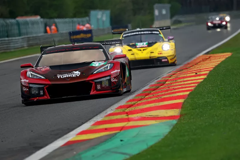 #34 Racing Team Turkey avec la TF Corvette Z06 LMGT3.R : Peter Dempsey, Salih Yoluc, Charlie Eastwood