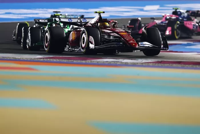 Lewis Hamilton, Ferrari, Gabriel Bortoleto, Sauber