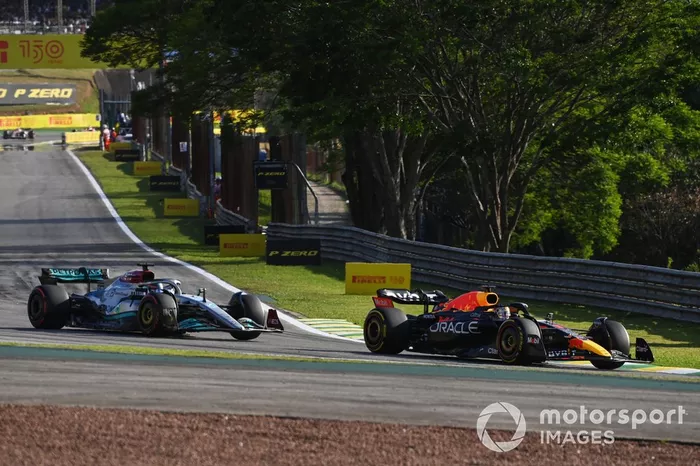 Max Verstappen, Red Bull Racing RB18, George Russell, Mercedes W13