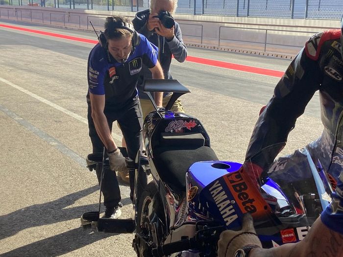 Detalle de la moto de Yamaha M1 con el nuevo alerón en el colín