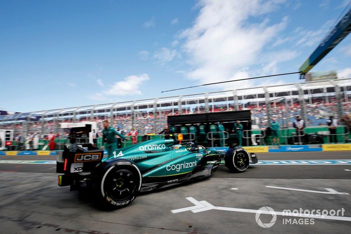 Fernando Alonso, Aston Martin AMR23, sale del garaje