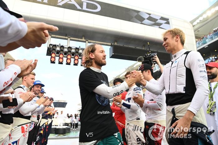 Sebastian Vettel, Aston Martin, recibe una guardia de honor de los demás pilotos de la parrilla antes de la salida de su última carrera en la F1