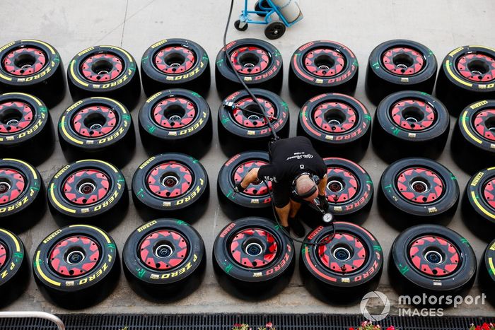 Un miembro del equipo Sauber trabaja con neumáticos Pirelli