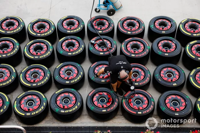 Un miembro del equipo Sauber trabaja con neumáticos Pirelli