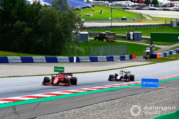 Charles Leclerc, Ferrari SF21, Mick Schumacher, Haas VF-21