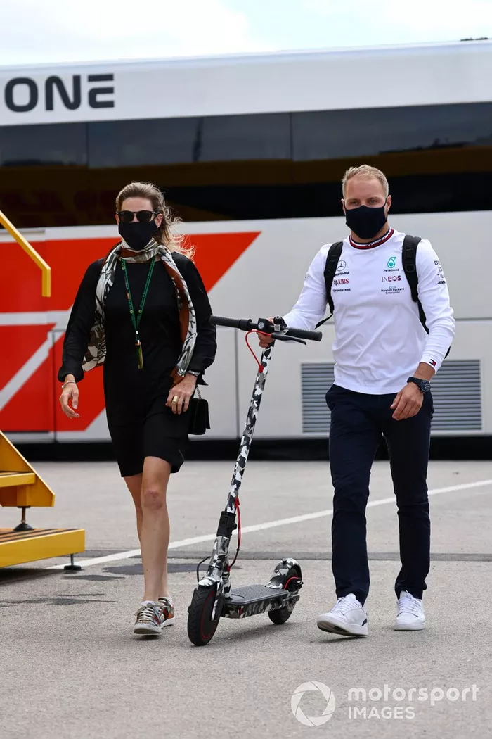 Tiffany Cromwell y Valtteri Bottas, Mercedes, en el paddock