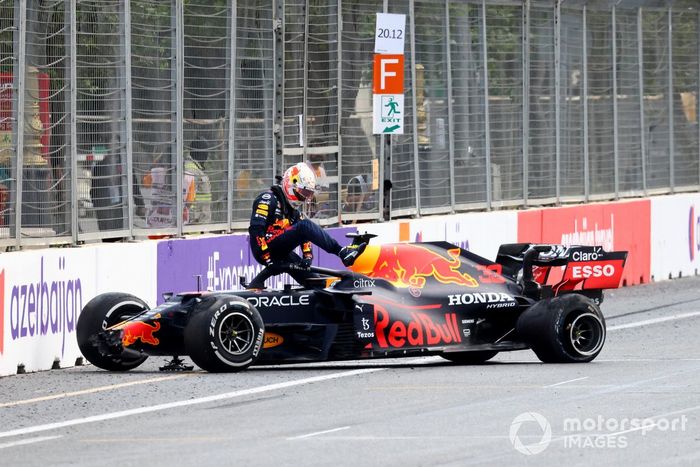Max Verstappen, Red Bull Racing, esce dalla sua macchina dopo l'incidente