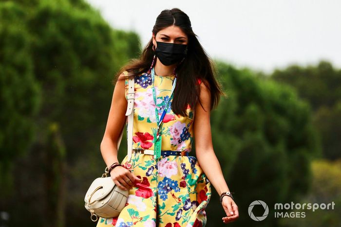 Linda Morselli, novia de Fernando Alonso, Alpine, llega al paddock