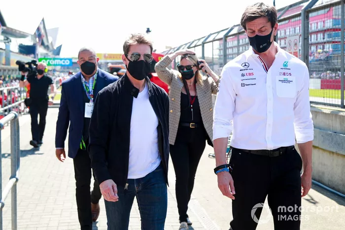 El actor Tom Cruise y Toto Wolff, director del equipo y consejero delegado de Mercedes AMG, en la parrilla