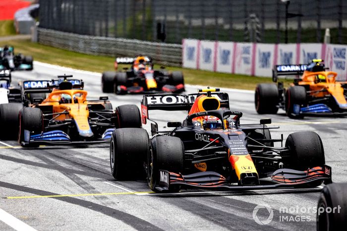 Sergio Pérez, Red Bull Racing RB16B, Daniel Ricciardo, McLaren MCL35M, Lando Norris, McLaren MCL35M