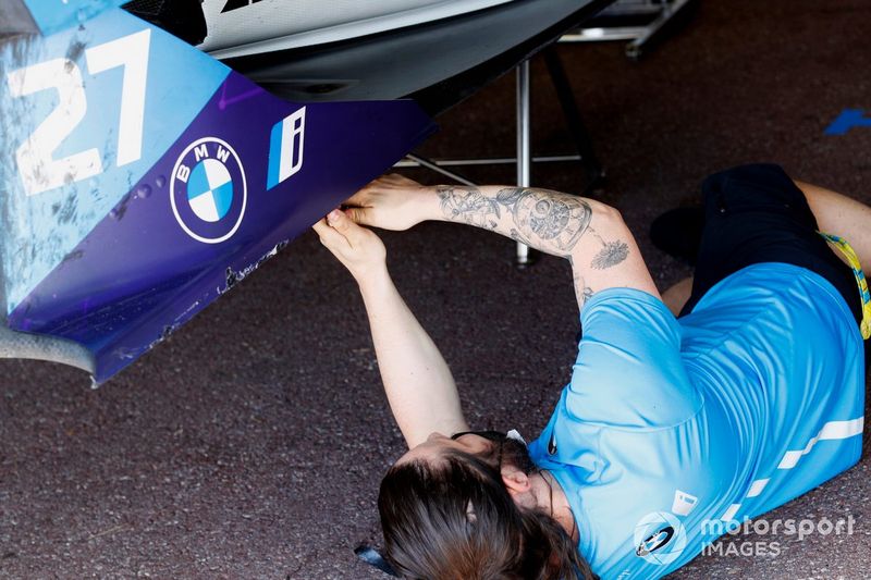 Un mecánico trabaja en el coche de Jake Dennis, BMW i Andretti Motorsport, BMW iFE.21 