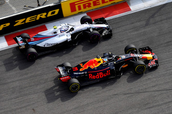 Daniel Ricciardo, Red Bull Racing RB14 ve Sergey Sirotkin, Williams FW41