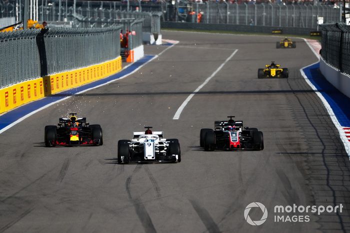 Marcus Ericsson, Sauber C37, lidera a  Romain Grosjean, Haas F1 Team VF-18, y Daniel Ricciardo, Red Bull Racing RB14