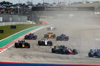 Kevin Magnussen, Haas F1 Team VF-18, leads Max Verstappen, Red Bull Racing RB14, Sergey Sirotkin, Williams FW41, Brendon Hartley, Toro Rosso STR13, Pierre Gasly, Scuderia Toro Rosso STR13, Stoffel Vandoorne, McLaren MCL33, and the remainder of the field on the opening lap
